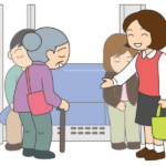 お年寄りに席を譲る女性